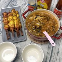 可能是拉麵和顯示的文字是「 세계일 세계임류상품 세계일류상품 상품 오뚜기 O 신선하고 OImO 오학말 소하 OTTO 叶椒粉 消旅 明椒車 SAADS 」的圖像
