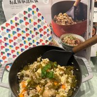 可能是西班牙大鍋飯、炒飯、豆腐和文字的圖像