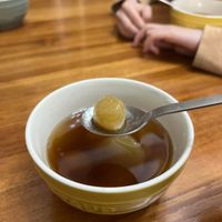 可能是 1 人、甜點、粥和龍眼的圖像