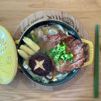 可能是水波蛋、香菇、拉麵和文字的圖像