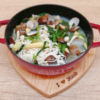 可能是義大利麵、拉麵、麵和文字的圖像