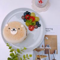 可能是草莓、戚風蛋糕和文字的圖像