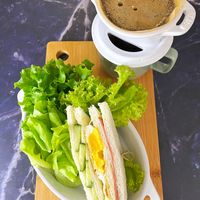 可能是咖啡杯和總匯三明治的圖像