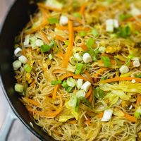 可能是拉麵、炒麵、麵、印度香料飯和文字的圖像