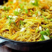 可能是義大利麵、炒飯、炒麵、麵和印度香料飯的圖像