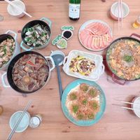 可能是拉麵、壽司、炒飯、炒麵和文字的圖像