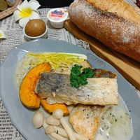 可能是豆腐、法式長棍麵包、麵包棒和文字的圖像