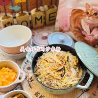 可能是炒麵、豆腐和文字的圖像