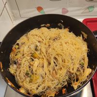 可能是印度香料飯、炒麵和義大利麵的圖像
