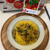 可能是炒麵、義大利麵和文字的圖像
