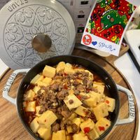 可能是豆腐、火鍋和顯示的文字是「 staub staub fondinca Staub SUVIS SUiLs 2025. 我Staub ግ Staub STAUB* STAU ٢ STAUB 」的圖像