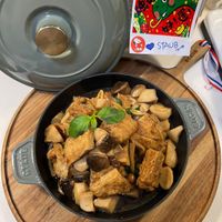可能是香菇、豆腐、火鍋和文字的圖像