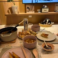 可能是 3 個人、義大利麵、火鍋和文字的圖像