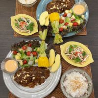 可能是肉排、北非小米飯和印度香料飯的圖像