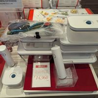 可能是熱水器和顯示的文字是「プレッシュ＆セープで フレッシュ ESS EXTENDED ILLING FRESHA ILLINGRESH&SA RESA&SAVE SAVE BAIN o 期間限定 限定 期間 フレッシュ＆セープ コンプリートセット 14,960 960 （税込込） （検込） 」的圖像