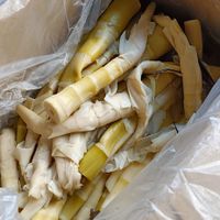 可能是義大利麵和麵包棒的圖像