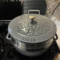 可能是鬆餅機和顯示的文字是「 STAUB 」的圖像