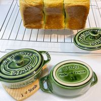 可能是‎顯示的文字是「 ‎E LAICOC CO COC ΣA STA STAUB Co C النس CACOTTE OTTE LA STAUB C9OD I Staub Statlo I 1 STAUB Made MadeinFren in Frence‎ 」‎的圖像
