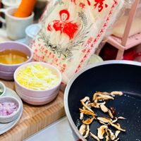 可能是粥、豆腐、香菇、拉麵、火鍋和顯示的文字是「才落快粉 人民 无民牌 सणर 」的圖像