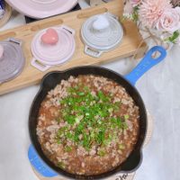 可能是‎炒飯和‎顯示的文字是「 ‎١١ 2 SURYA C.O 0ro ي STAUB 3 99 BOVIS 素 Sto Sta‎ 」‎‎ 的圖像