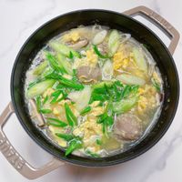 可能是香菇、粥、火鍋、豆腐、麵和顯示的文字是「 SIAUE o የሸቸልን 」的圖像