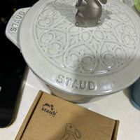 可能是鬆餅機和顯示的文字是「 STAUB S STAUB STAUD ส staub stauD KNOB KNOBRABBIT 免造型鍋蓋頭 RABBIT 」的圖像