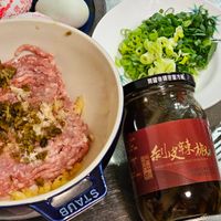 可能是拉麵、蛋黃和文字的圖像