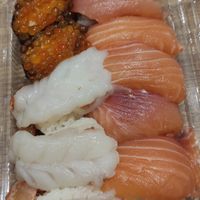 可能是生魚片、壽司和魚卵的圖像
