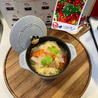 可能是豆腐、火鍋和顯示的文字是「 sta staub Al staub 2025. 我eStaub Staub staub staeh staeb 2 SUVUS STAUB STAUB STAUE EESROA 技」的圖像