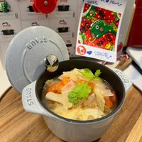 可能是‎火鍋、豆腐和‎顯示的文字是「 ‎sta En HaDNda staub staub 2025. 我 我eStaub Staub, Envis US anI STAUB STAUB SPUB ی STAUD‎ 」‎‎ 的圖像