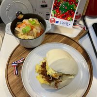 可能是炒麵和顯示的文字是「 staub staub 2025. REuat Staub anys SUAES STAUD STAUB STAUB STAUB 域 5 2 西 ก ٣ 」的圖像