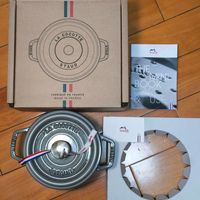 可能是顯示的文字是「 LA COCOTTE stauh C STAUB FABRIQUE N FRANCE MADE MADEINFRANCE FABRIQUENFRANCE MAD ADEINF FRANCE THE 팬두비트 MAINL BOOK staub 」的圖像