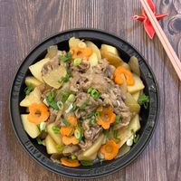 可能是麵、炒麵、拉麵、肉排和香菇的圖像