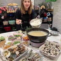可能是 1 人、火鍋、鯷魚、粥和起司火鍋的圖像