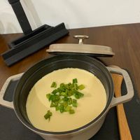 可能是起司火鍋、豆腐和粥的圖像