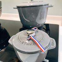 可能是顯示的文字是「 SALIE ST STAUB STAUB STAUB 22 22G 」的圖像
