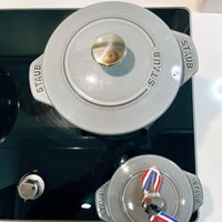 可能是熱水器、研磨機和顯示的文字是「 STAUB - STAUB STAUB S AES STAUB S STAUE STAU 」的圖像