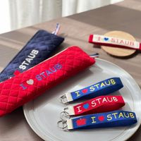 可能是顯示的文字是「 I STAUB STAUB STAUB AUB ST STAUB I 60 STAUB STAUB STAUB I I 」的圖像