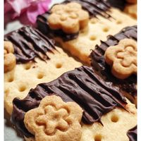 可能是甜點、薄脆餅乾和文字的圖像