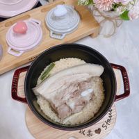 可能是豆腐和顯示的文字是「 STALLD STAUB イ 6SC 40 BOVUS os IEIO Stav Star 以柔」的圖像