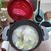 可能是火鍋、粥和燉小牛膝的圖像