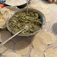 可能是 1 人和肉餡餅的圖像