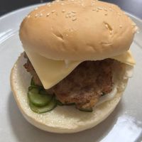 可能是雞肉三明治和漢堡的圖像