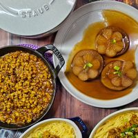 可能是麵、豆腐、香菇、拉麵、炒麵、粥和顯示的文字是「 AU ህ STAUB STAUB C 」的圖像