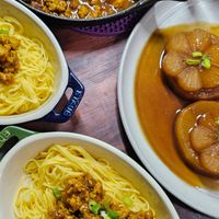 可能是炒麵、拉麵、義大利麵和顯示的文字是「 DE fendi'sk fendi'skitcher kitcher 」的圖像