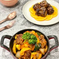 可能是燉小牛膝、快炒、肉排和豆腐的圖像