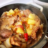 可能是燉小牛膝和肉排的圖像