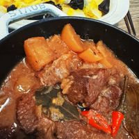 可能是燉小牛膝和肉排的圖像