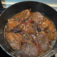 可能是快炒、肉排和燉小牛膝的圖像