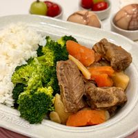 可能是燉小牛膝和肉排的圖像